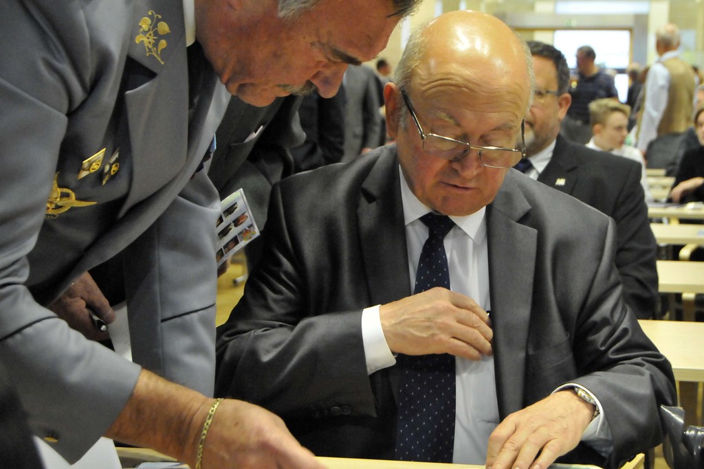 Pamětní medaili převzal také bývalý vojenský pilot a československý kosmonaut Vladimír Remek