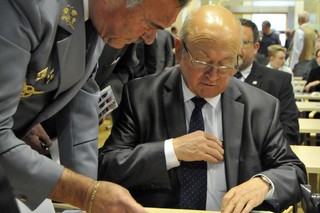 Pamětní medaili převzal také bývalý vojenský pilot a československý kosmonaut Vladimír Remek
