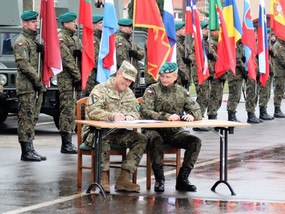 Generálporučík John C. Thomson a brigádní generál Krzysztof Motacki při podpisu  protokolu v polském Elblagu. 