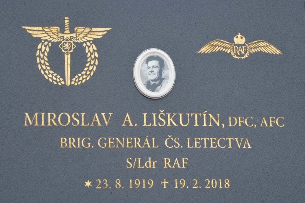 Pamětní deska na hrobu generála Liškutína