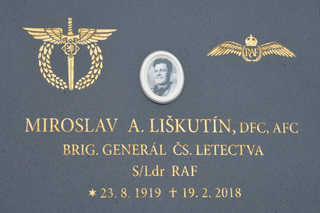 Pamětní deska na hrobu generála Liškutína