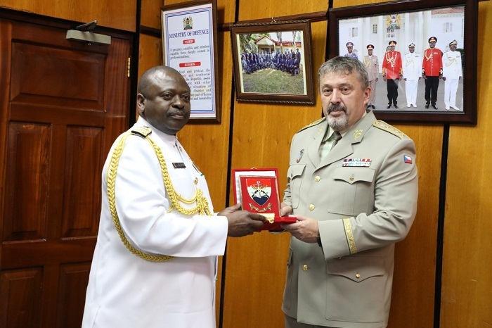 Náčelník Generálního štábu Keňských ozbrojených sil generál Samson Mwathethe s armádním generálem Alešem Opatou