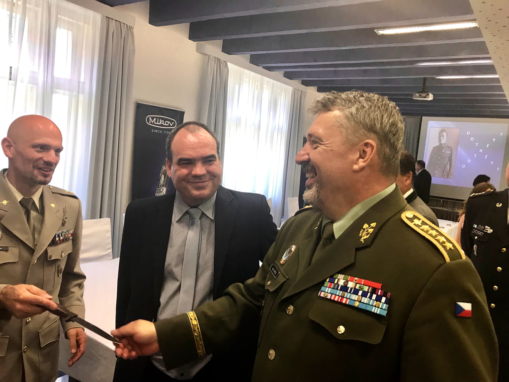 Generál Opata se seznamuje se stávajícími armádními noži