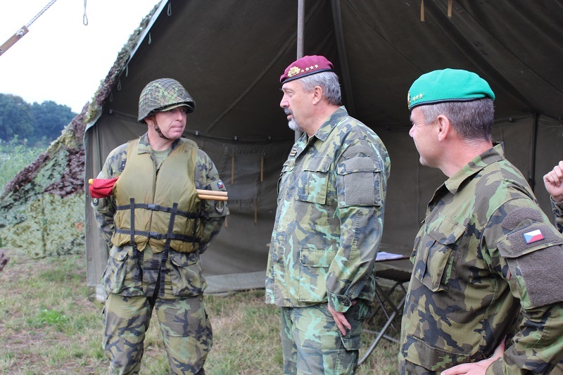 Zleva: Řídící zaměstnání kapitán Zbyněk Frai, náčelník GŠ AČR armádní generál Aleš Opata, zástupce velitele 15. ženijního pluku plukovník František Richter