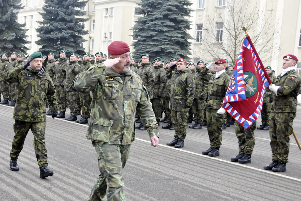 Náčelník Generálního štábu Armády ČR armádní generál Aleš Opata (vpředu) provádí přehlídku nastoupených jednotek.