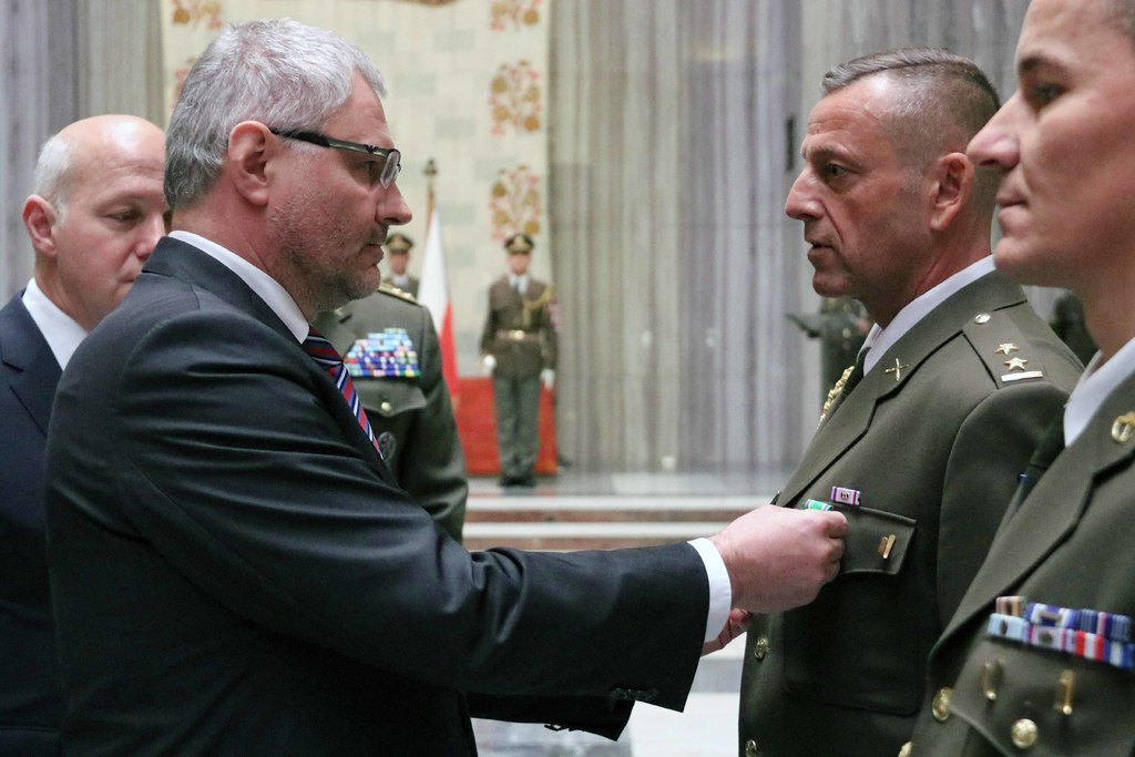 Ocenění vojákům na Vítkově předával náměstek pro řízení sekce obranné politiky a strategie Radomír Jahoda. Na fotografii dekoruje podplukovníka Romana Smolku, velitele 19. Úkolového uskupení v misi Resolute Support v Afghánistánu.