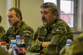 Náčelník Generálního štábu Armády ČR armádní generál Aleš Opata (vpravo) a velitel Pozemních sil Armády ČR brigádní generál Ladislav Jung na setkání v Žatci