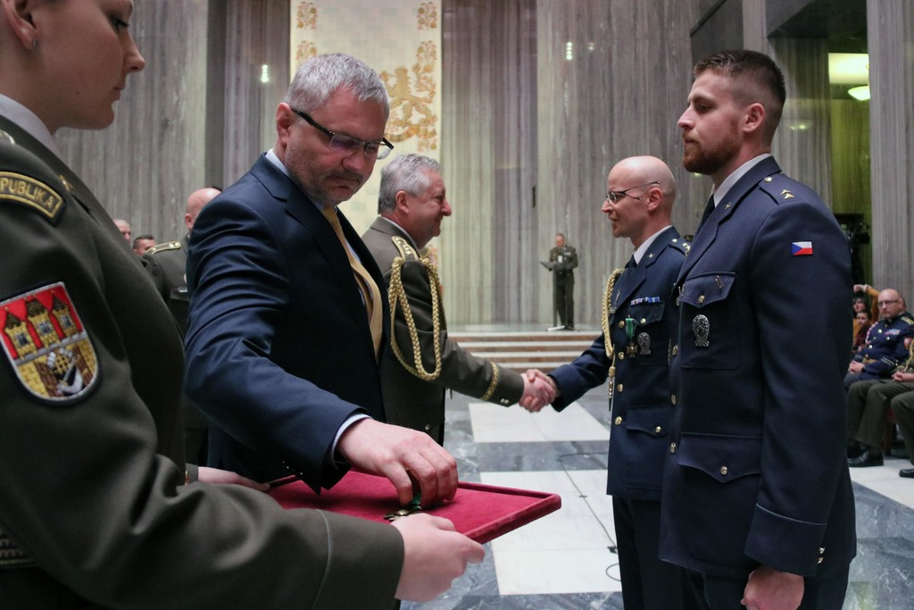 Vojáky na Vítkově dekoroval náměstek pověřený řízením sekce obranné politiky a strategie MO Radomír Jahoda. Na fotografii předává Záslužný kříž ministra obrany ČR poručíku Jiřímu Horákovi, veliteli jednotky Guardian Angels.