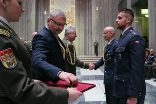 Vojáky na Vítkově dekoroval náměstek pověřený řízením sekce obranné politiky a strategie MO Radomír Jahoda. Na fotografii předává Záslužný kříž ministra obrany ČR poručíku Jiřímu Horákovi, veliteli jednotky Guardian Angels.