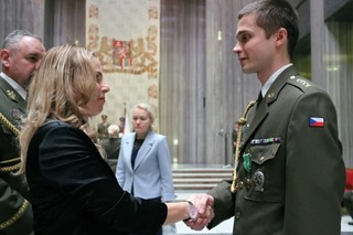 Náměstkyně pro řízení sekce ekonomické MO Blanka Cupáková gratuluje kapitánu Petru Kosovi k Záslužnému kříži ministra obrany ČR.