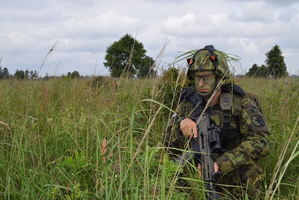 Senzory simulátoru jsou na přilbě i taktické vestě, na rameni řídící jednotka a GPS, na zbrani je laser.