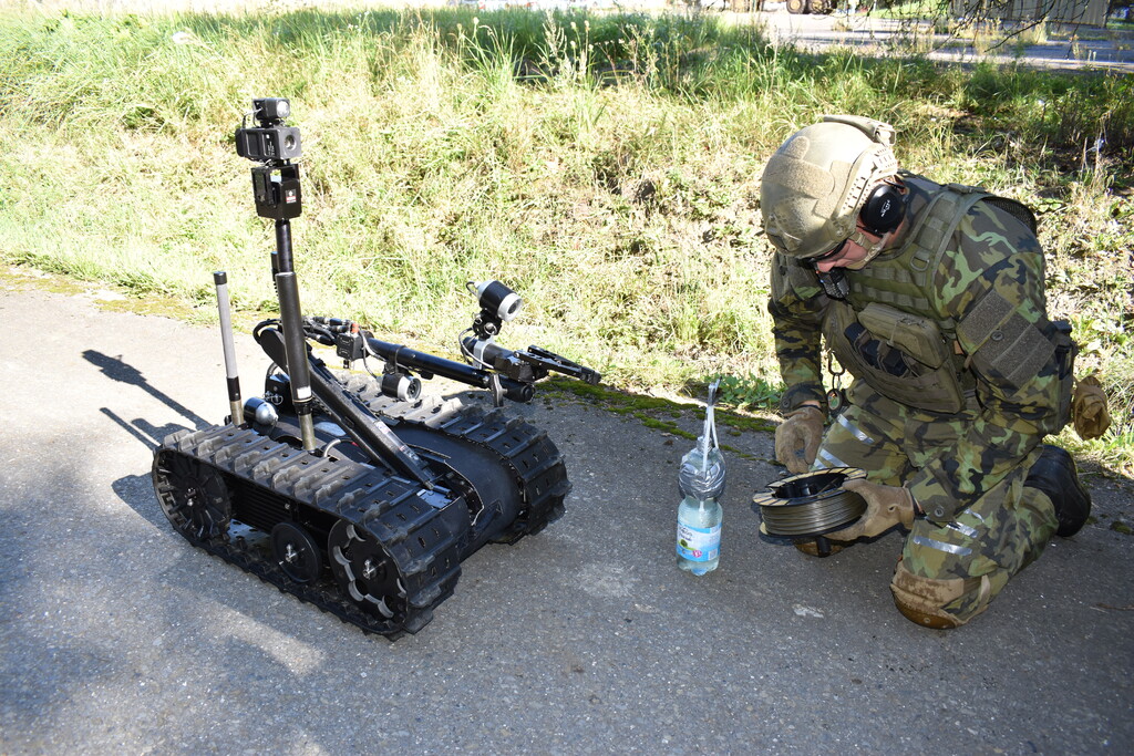 Příprava improvizované vodní nálože, použití robota Talon