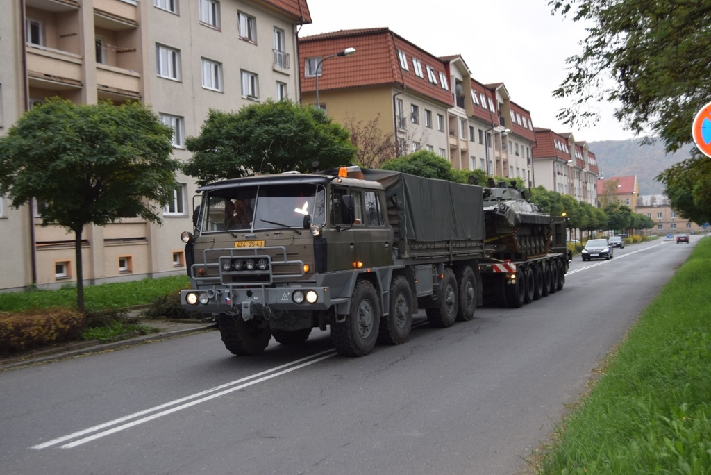 Pásovou techniku bylo nutno na nádraží přepravit na podvalnících