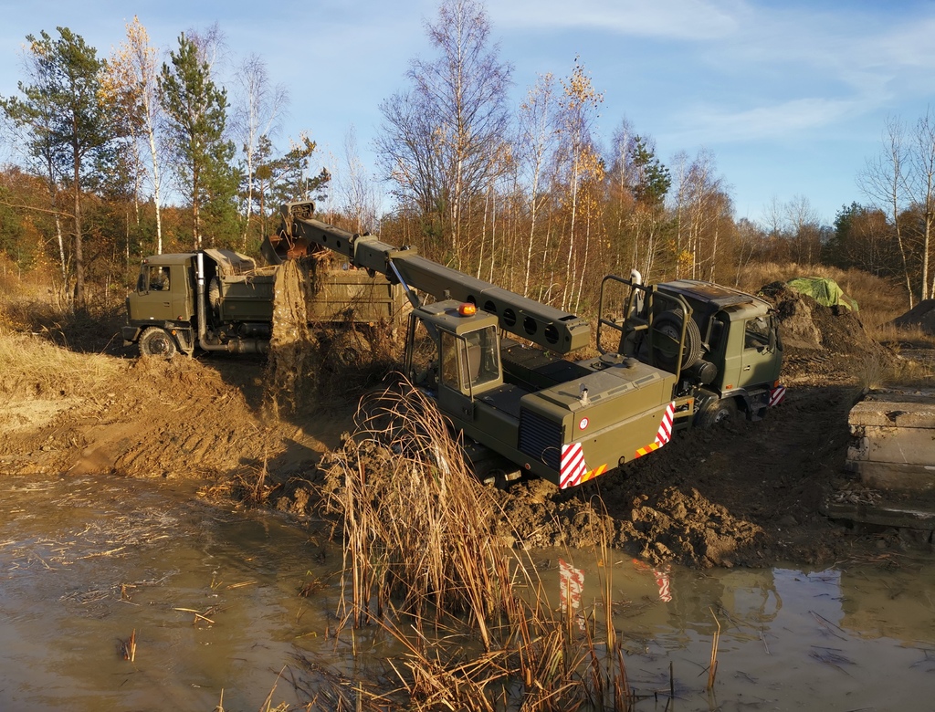 Příprava vodní překážky k přemostění (T-815 UDS – 214 (Univerzální dokončovací stroj),T- 815 S3 (Sklápeč)