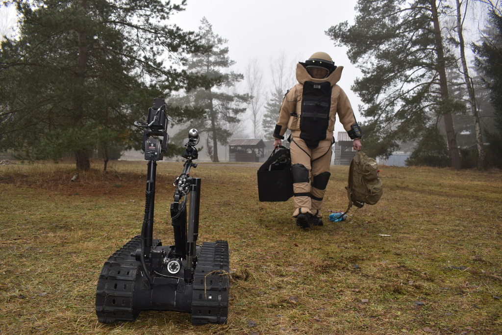 oblek EOD 9 a robot Talon při výcviku