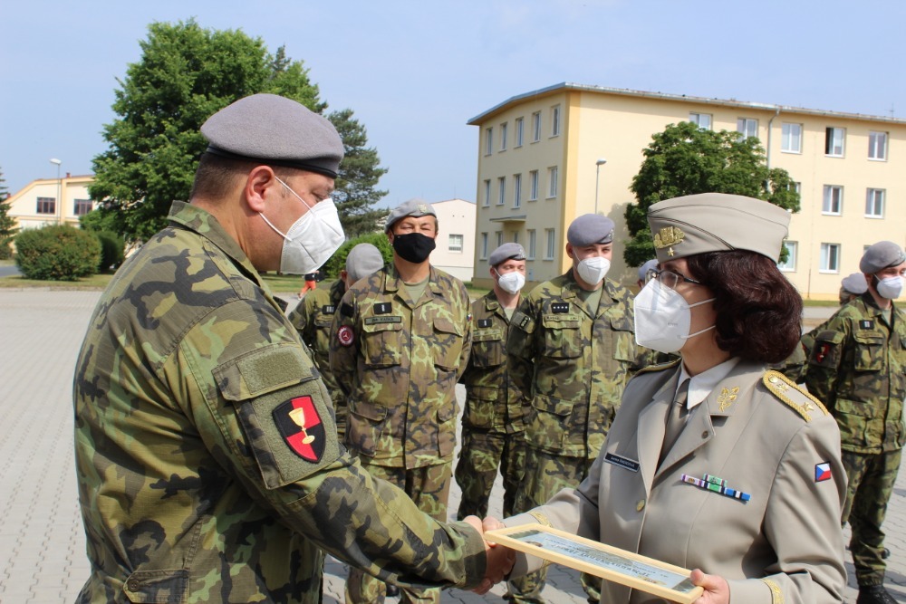 Vrchní specialista agentury přebírá pamětní list od generálky Šmerdové