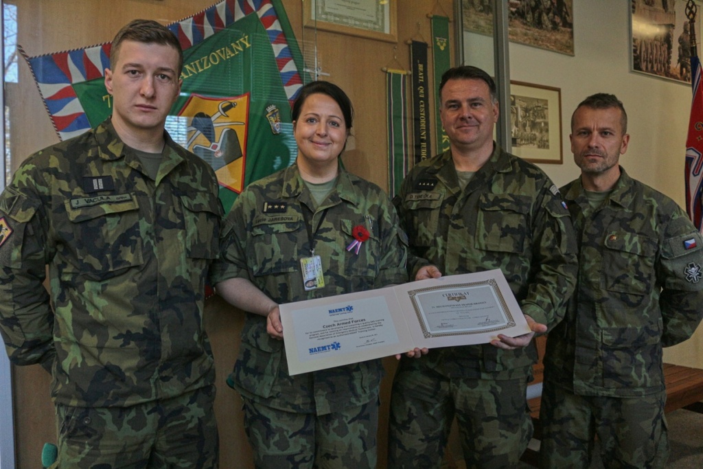 Instruktoři kurzů CLS přebírají z rukou plukovnice Jarešové certifikát