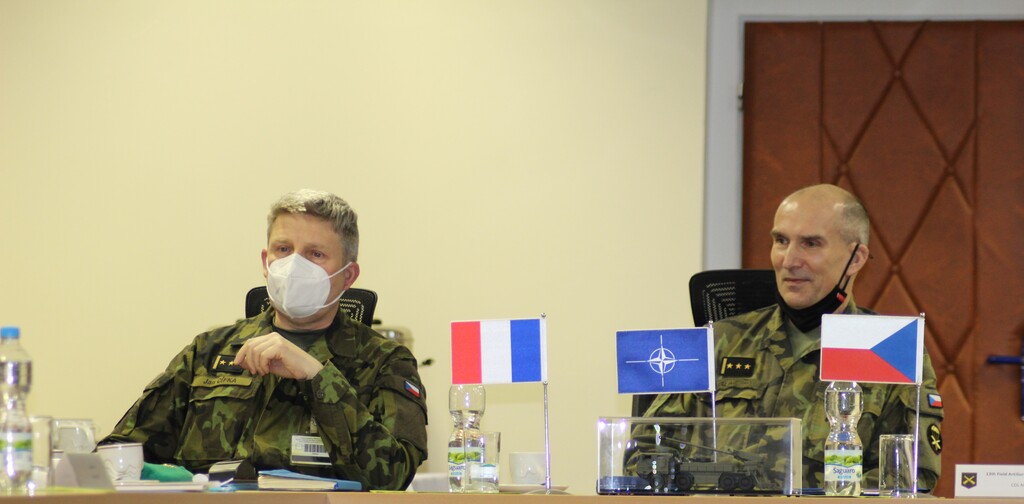 Zahájení jednání s Francouzskou delegací společnosti Nexter u 13. dělostřeleckého pluku v Jincích.  Na fotce (vlevo) plk. gšt. Ing. Jan Cífka  - Náčelník dělostřelectva SRS MO a (vpravo) plk. gšt. Ing. Milan Kalina - Velitel 13. dělostřeleckého pluku