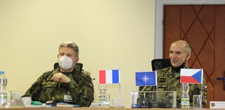 Zahájení jednání s Francouzskou delegací společnosti Nexter u 13. dělostřeleckého pluku v Jincích.  Na fotce (vlevo) plk. gšt. Ing. Jan Cífka  - Náčelník dělostřelectva SRS MO a (vpravo) plk. gšt. Ing. Milan Kalina - Velitel 13. dělostřeleckého pluku
