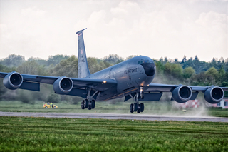 Z přistání amerického tankeru KC-135 v Pardubicích