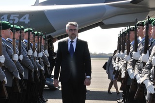 Ministr obrany po příletu do Berlína