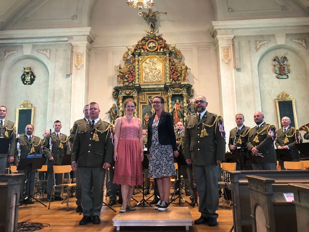 Velvyslankyně Anita Grmelová se starostkou města Eksjö a dirigenty -  kapitánem Martinem Procházkou a zástupcem velitele kapitánem Richardem Czuczorem z Vojenské hudby Olomouc
