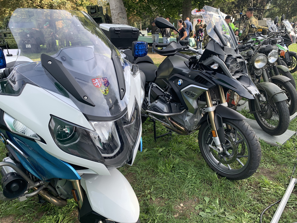 K vidění byly motocykly Hradní stráže a Vojenské policie