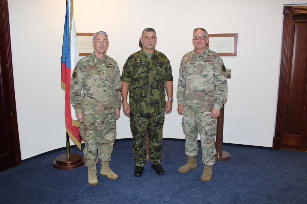 Generálmajor Miloslav Lafek s generálmajorem Darylem L. Bohacem a generálmajorem Thomasem Suelzerem 