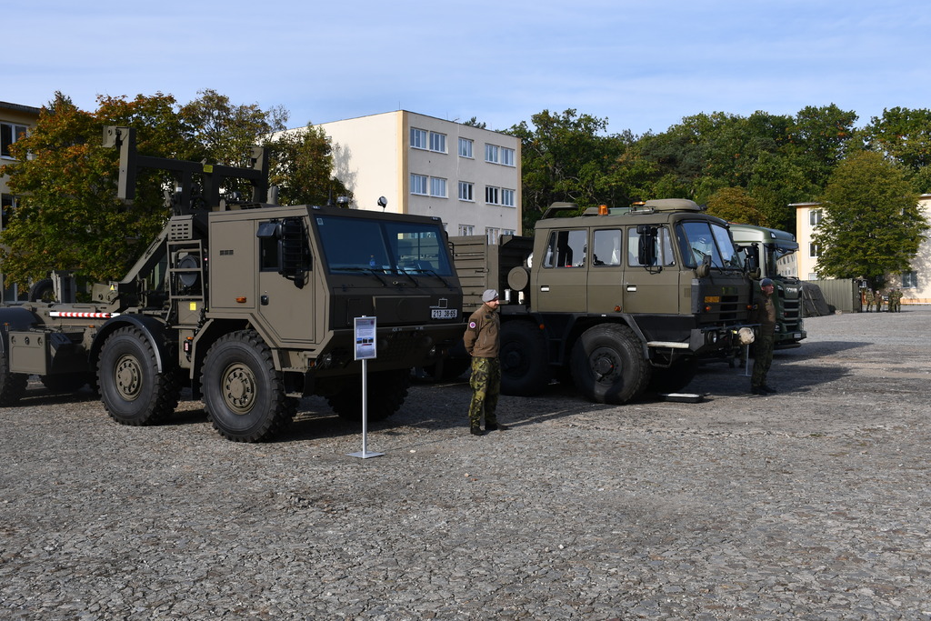 Statická ukázka techniky T-815 s vlekem a tahač T-815 s podvalníkem