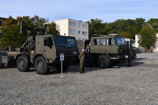 Statická ukázka techniky T-815 s vlekem a tahač T-815 s podvalníkem