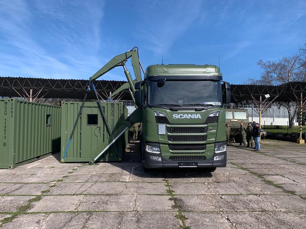 Centrum podpory operací v Pardubicích převzalo novou moderní nákladní techniku. Přepravník SCANIA R590 s nástavbou stranového překladače HAMMAR 190 HB bude nově sloužit k logistickému zabezpečení především zahraničních operací.