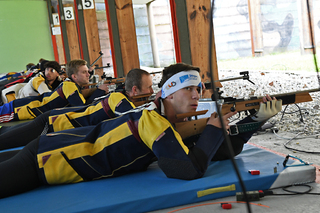 Střelba z malorážky byla první disciplínou mezinárodního přeboru ve vojenském pětiboji. Trio českých závodníků při střelbě na přesnost.