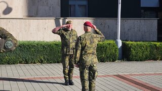 CZECH LION 2025. Zahajovací nástup - brigádní generál Róbert Dziak předává hlášení veliteli Pozemních sil generálmajoru Josefu Trojánkovi