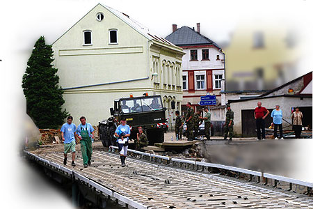 Vojáci pokračují v pomoci s odstraňováním následků ničivých povodní