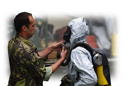 Vojáci, kteří pomáhají na povodních, se střídají