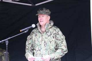 Admirál Francis Morley, ředitel Úřadu pro mezinárodní programy.