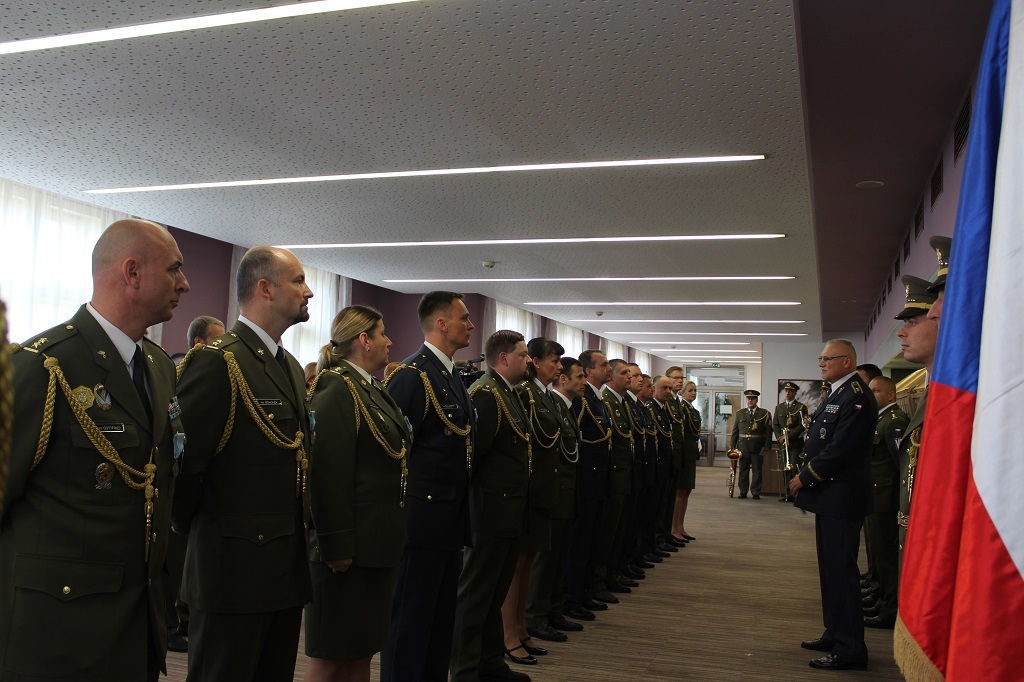 Slavnostní nástup se konal v prostorách Domu armády Praha