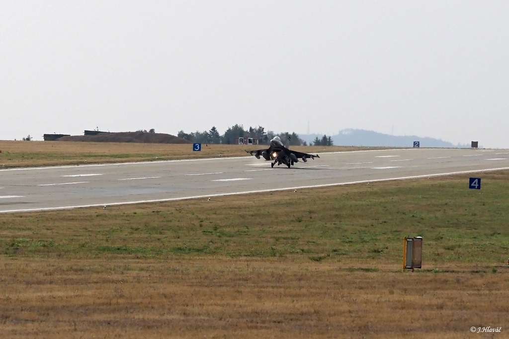 Stíhací letoun F-16 Fighting Falcon právě nouzově přistává