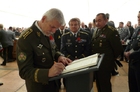 Všichni hosté se zapsali do pamětní knihy. Podpisů bylo téměř 900.