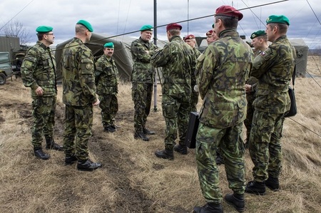 Generál Bečvář navštívil příslušníky 4. brigády rychlého nasazení v Žatci