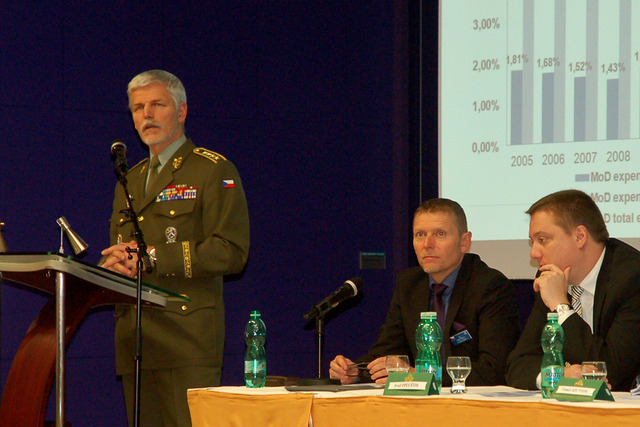 V rámci brífinku pro posluchače Senior Course 125 NATO Defense College vystoupil náčelník Generálního štábu AČR arm. gen. Petr Pavel, v čele  - plk. gšt. Pavel Skála, Faculty Advisor a Josef Opluštil, zástupce ředitele Sekce obranného plánování a strategie MO
