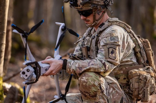 Sgt. Jonathan Melvin, systémový operátor taktického bezpilotního letadla u 1-91. jízdního praporu, 173. výsadkové brigády, připravuje dron Skydio X10D na průzkum bojiště