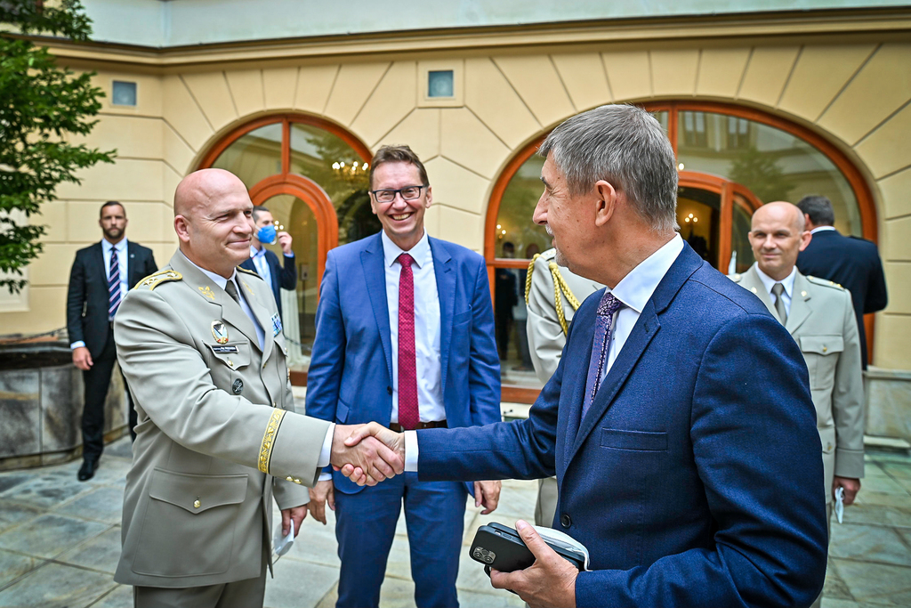 Premiér Andrej Babiš a generál Petr Procházka