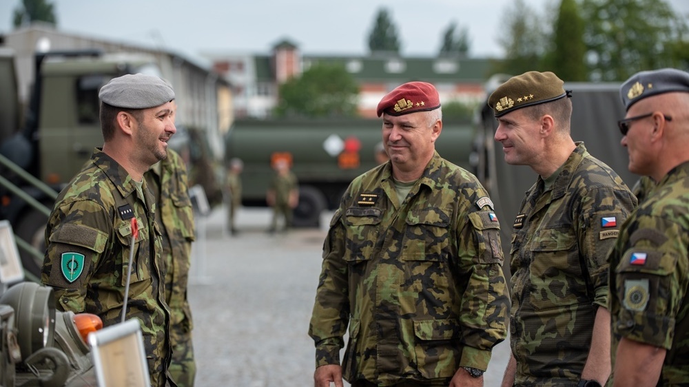 Generál Řehka navštívil pardubickou posádku. Zavítal k logistikům, na Správu letiště a do CLV