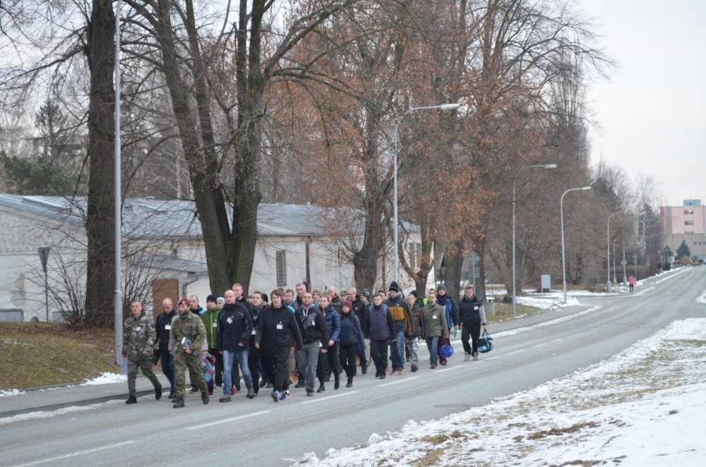 Nováčci se již přesouvají jako četa v areálu kasáren Dědice