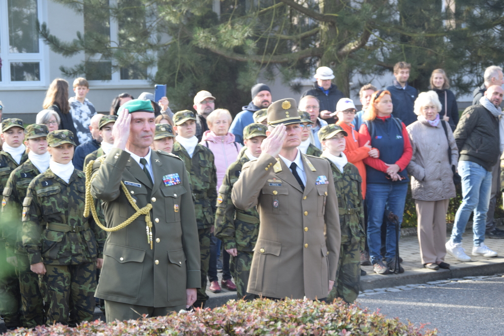 Pietní akt velitel školy a mjr. Fekete