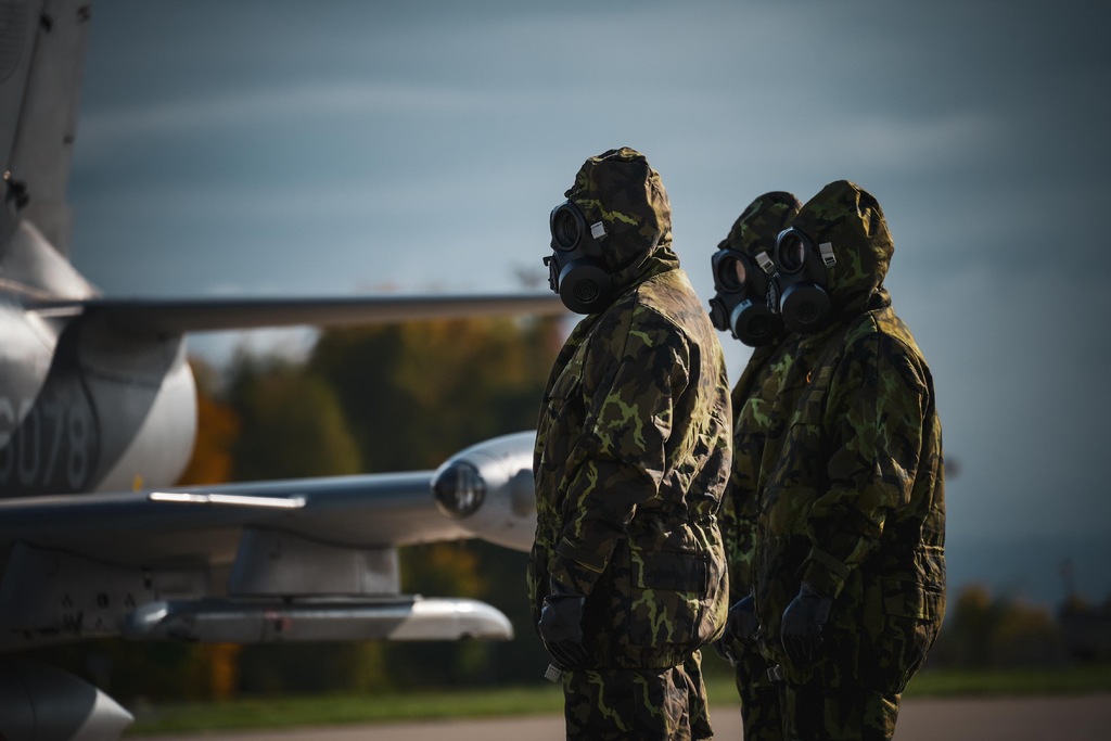  Pozemní personál v ochranném oděvu