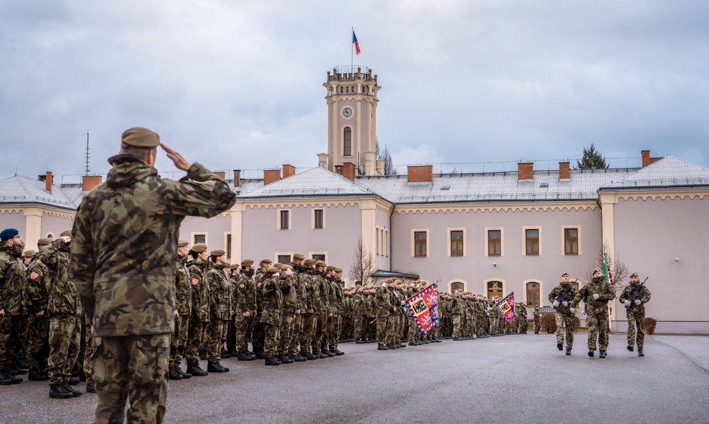 Přinesení bojového praporu 31. pluku
