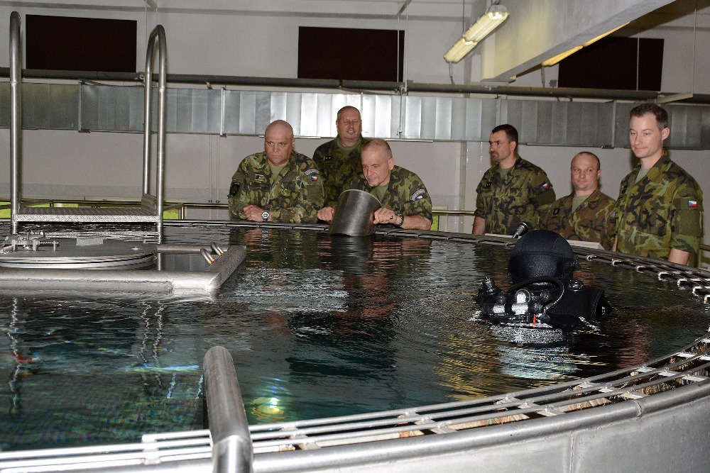 Jiří Baloun v rámci návštěvy zhlédl také výcvik potápěčů