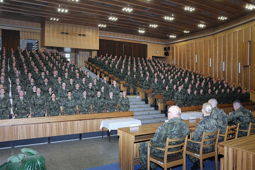 Aulu zaplnily stovky armádních nováčků - absolventů 3. měsíčního kurzu základní přípravy